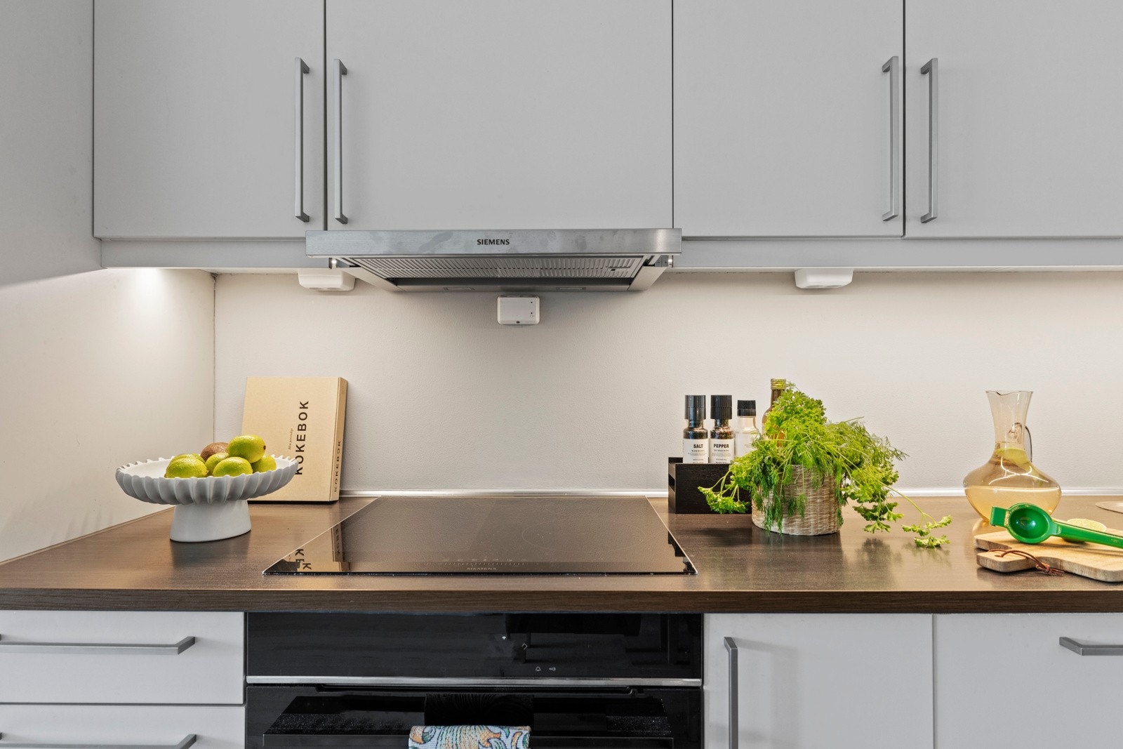 Kjøkkenet er utstyrt med integrerte hvitevarer som stekeovn, platetopp, oppvaskmaskin og kjøl/frys. Galleribilde