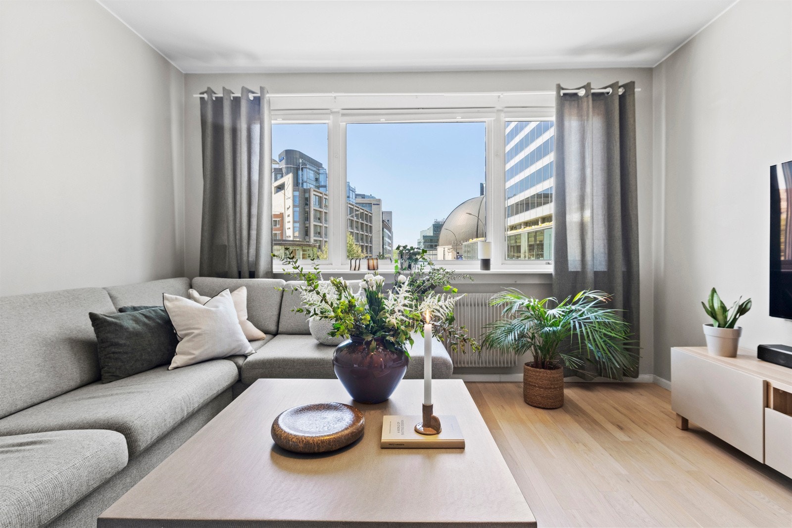 Store vindusflater sikrer godt med dagslys. Galleribilde