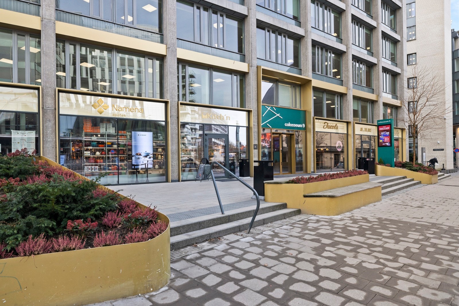 Urbant nærområde med gode restauranter, Jacobs og Meny rett i nærheten. Galleribilde
