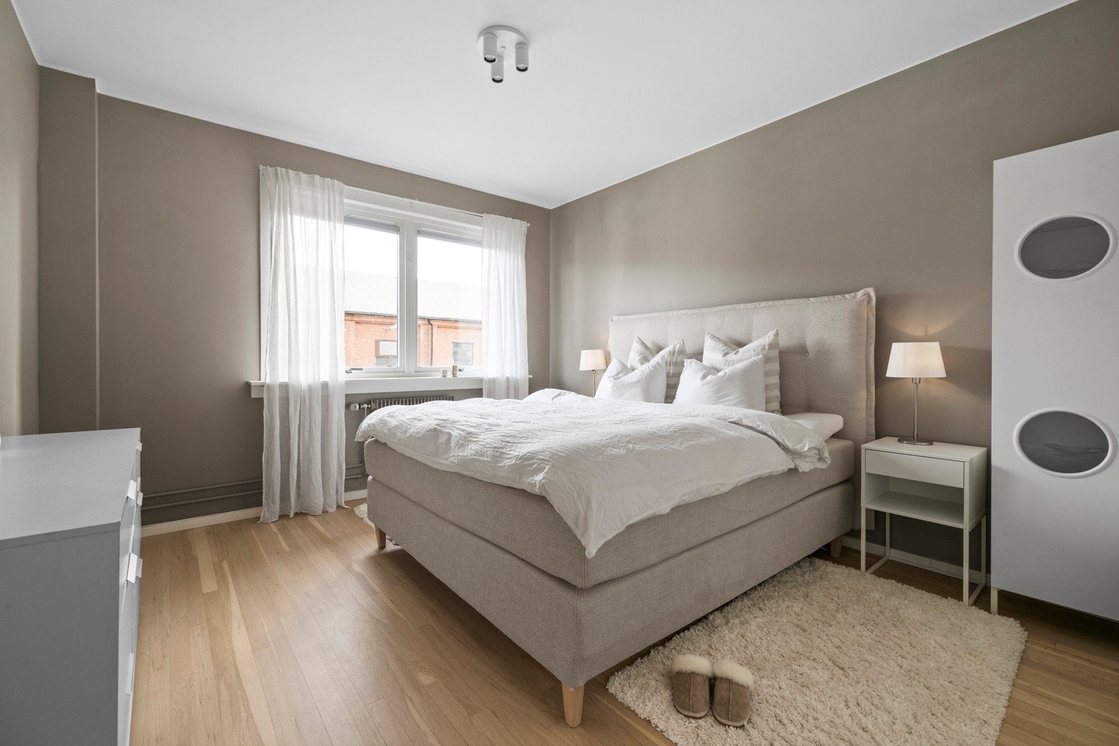 Soverom I - Stort hovedsoverom malt i en delikat og tidsriktig beigetone. Galleribilde