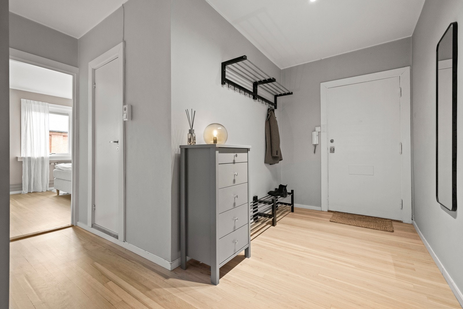 Velkommen inn! Lys og romslig entré med god plass til alt av yttertøy og sko. Galleribilde