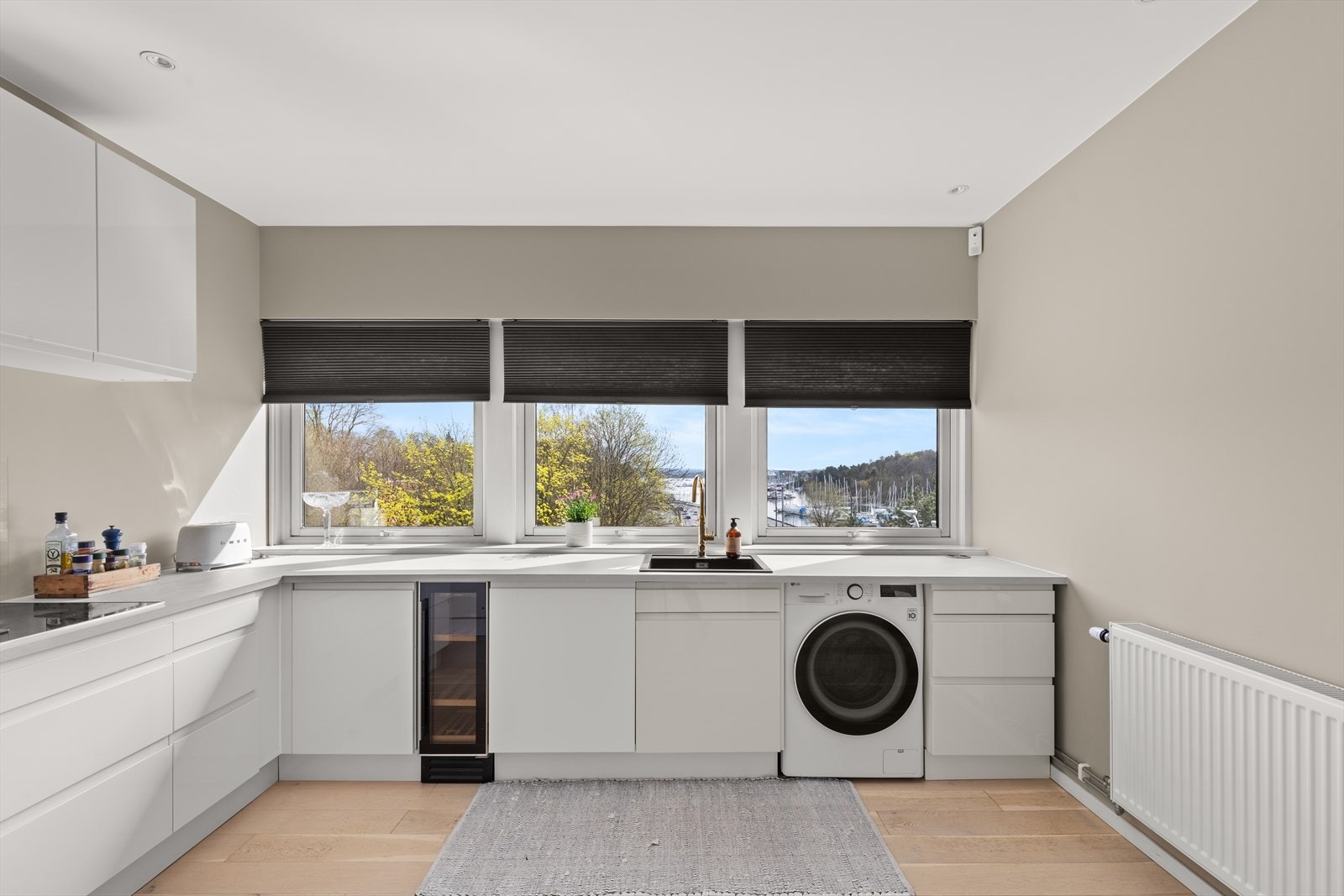 Kjøkkenet byr på rikelig med skap- og benkeplass Galleribilde