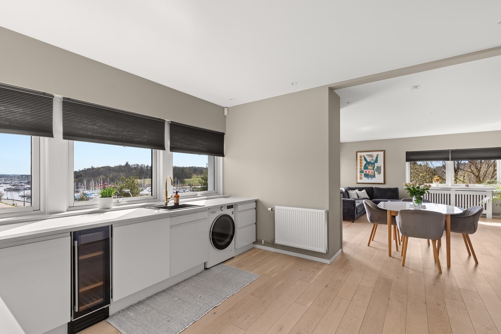 Stuen ligger i delvis åpen løsning med kjøkken samt mulighet for spisebord imellom Galleribilde