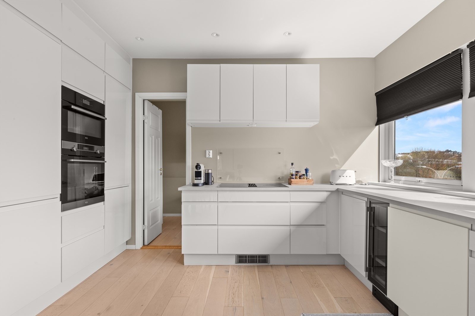 HTH kjøkkeninnredning fra 2019. Glatte fronter, integrerte hvitevarer og laminat benkeplate Galleribilde