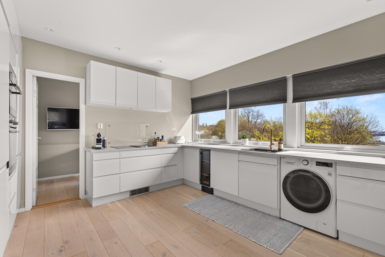 Kjøkkenet har vinskap og opplegg for vaskemaskin Galleribilde