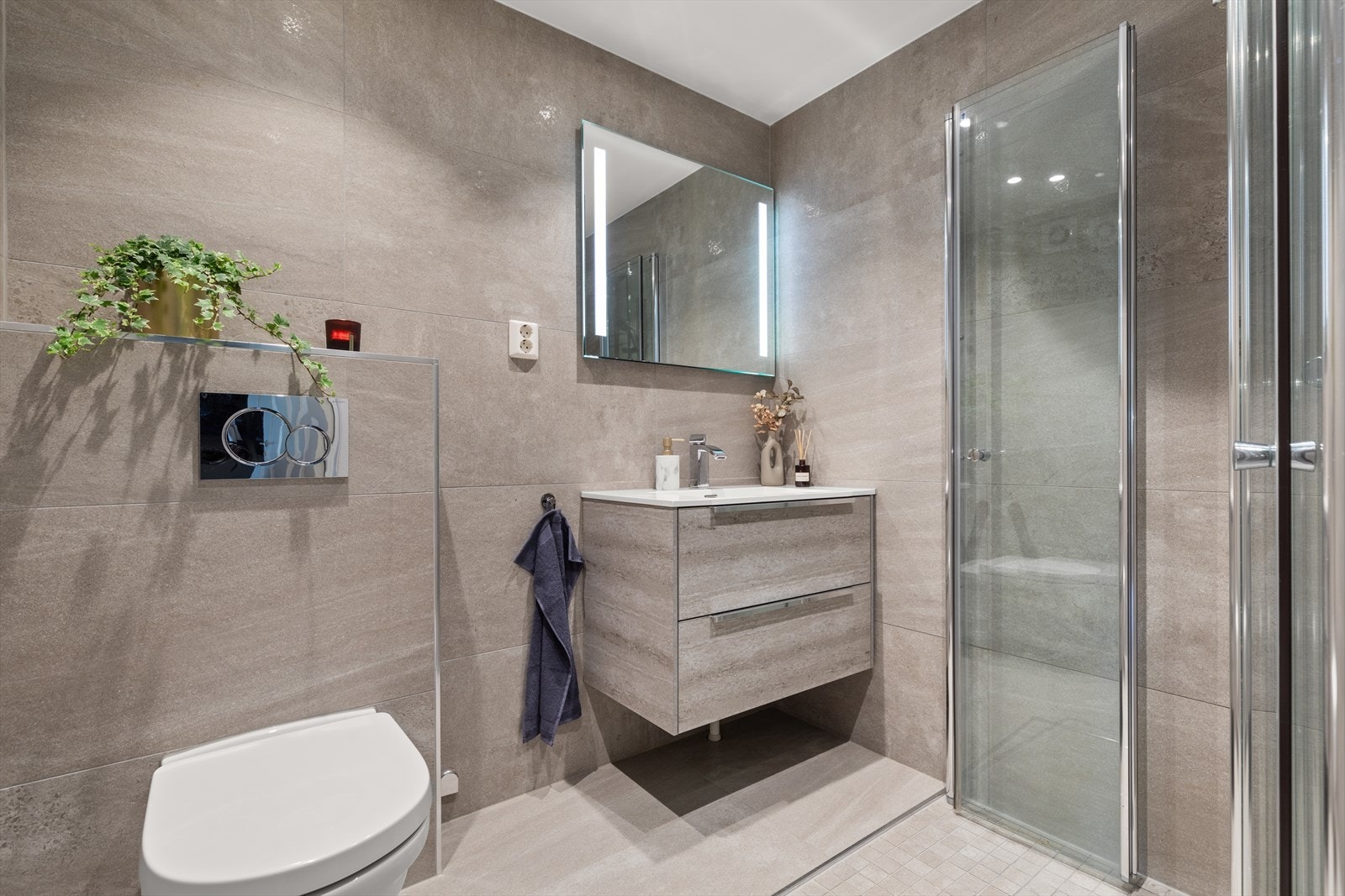 Badet er pusset opp i 2019 . Flislagt bad med varme i gulvet. Dusjsone med mosaikkfliser og innfellbare dører i herdet glass Galleribilde