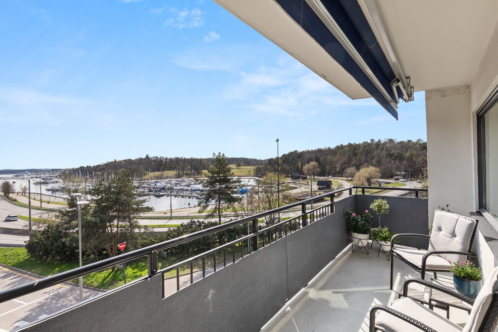 Balkongen er på ca 8 m² Galleribilde