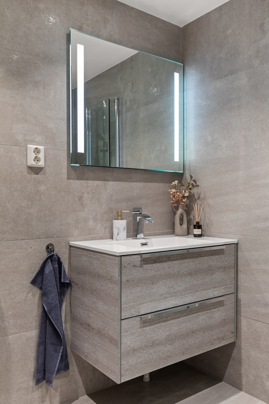 Servant med underskap og speil med lys over Galleribilde