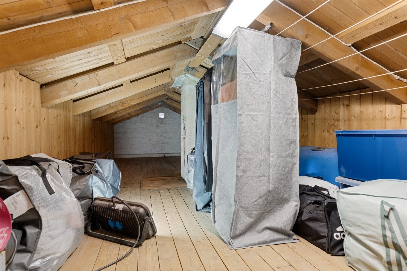 Uinnredet loft med god lagringsplass. Galleribilde