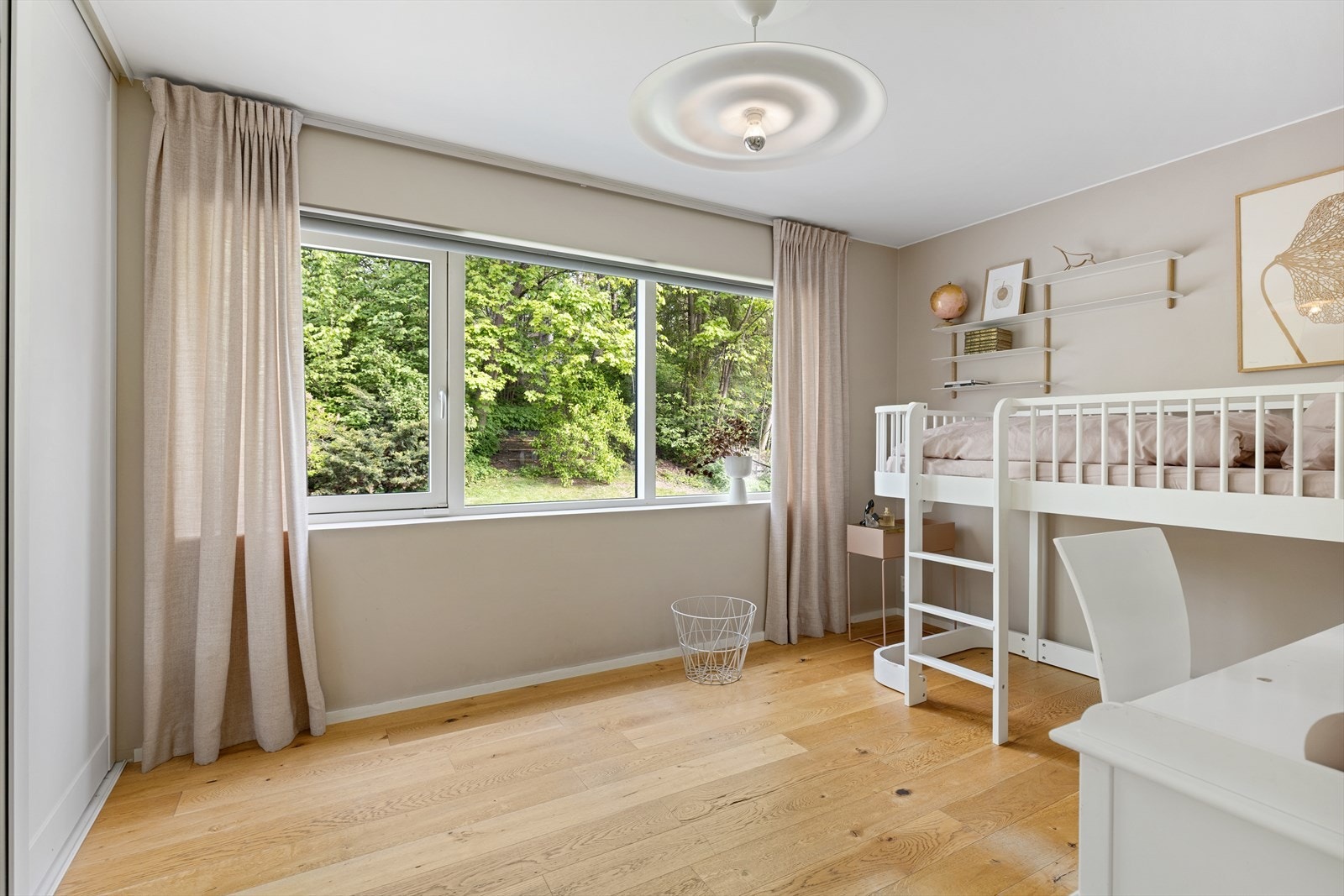 Soverom 1: Romslig soverom med store vindusflater. Galleribilde