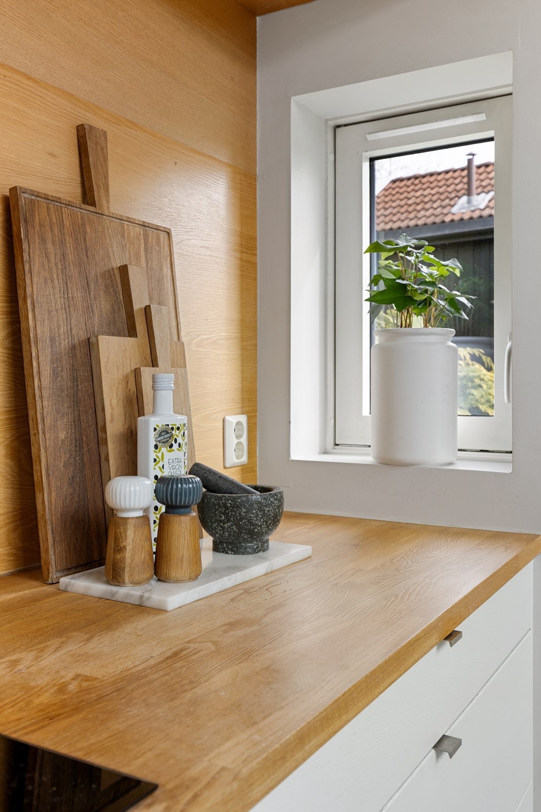 Sigdal kjøkkeninnredning med glatte fronter og heltre benkeplate. Galleribilde