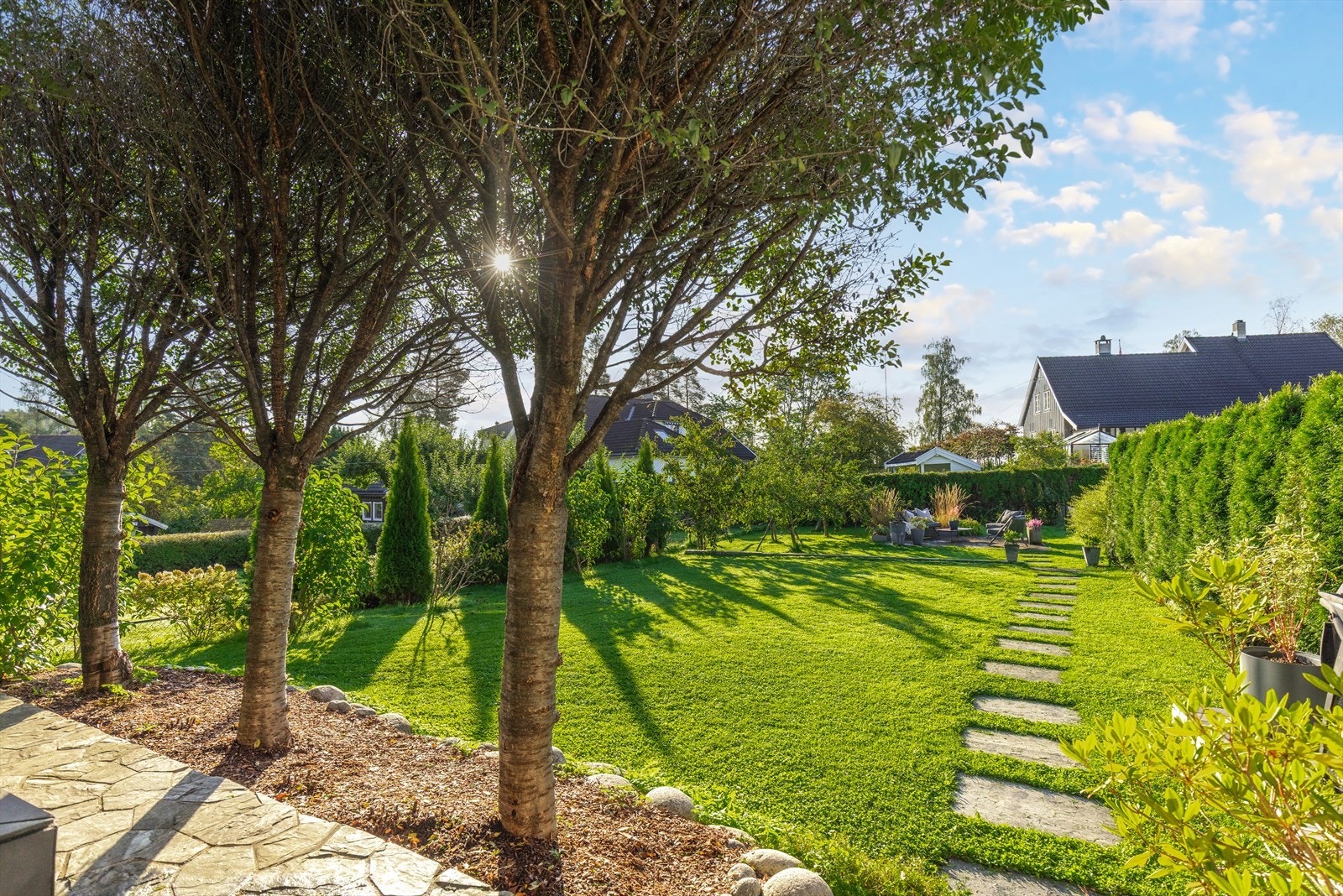 Barnevennlig og skjermet hage. Galleribilde