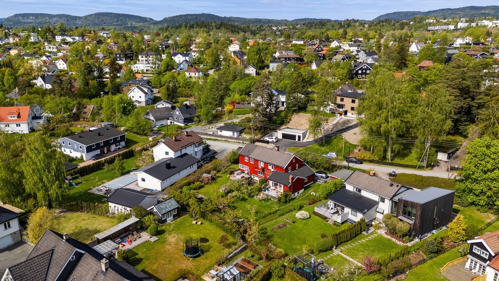 Barnevennlig beliggende i et veletablert og attraktivt villaområde på Jar, med kort vei til barnehager, skoler, og T-bane. Galleribilde