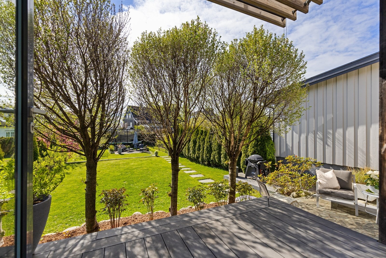 Flott opparbeidet hage med fine uteplasser for avslapning og lek. Galleribilde