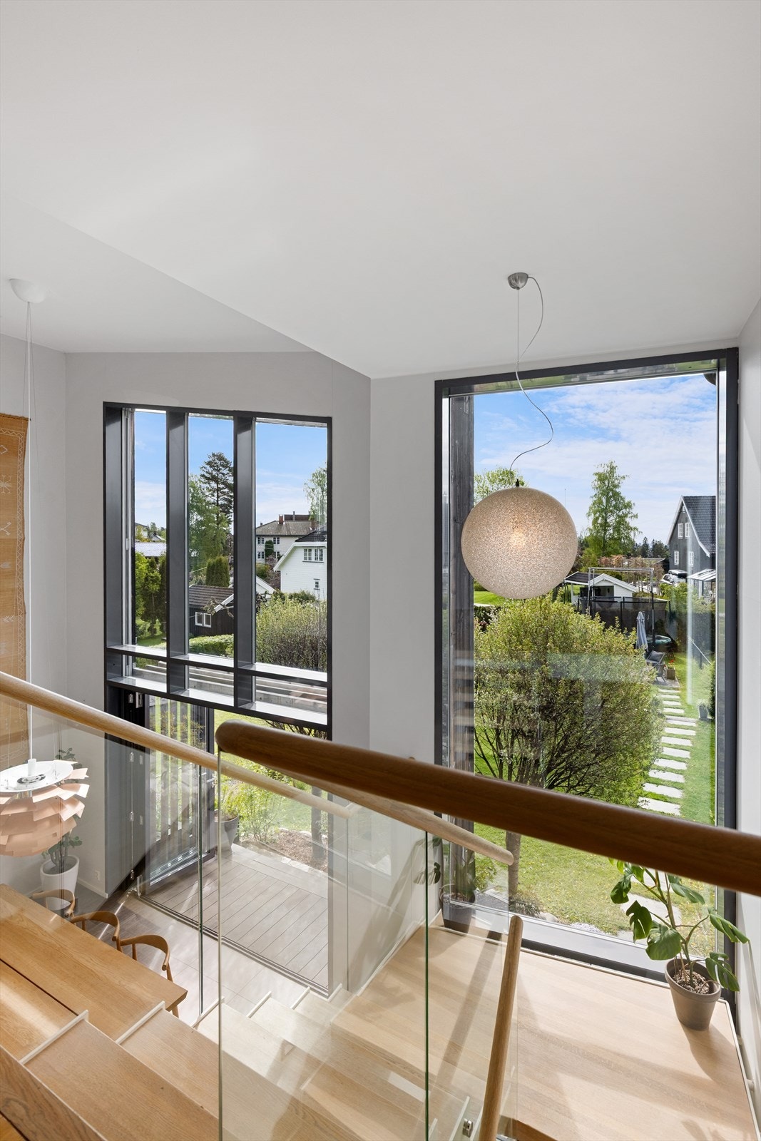 Imponerende vindusflater fra gulv til tak som skaper en lys og luftig atmosfære i rommet. Galleribilde