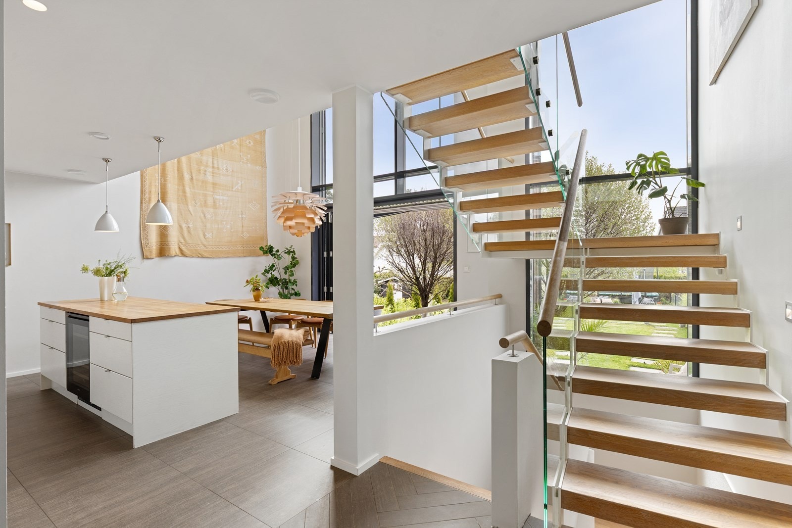 DnB Eiendom v/Kristin Strømme ønsker deg velkommen til et stille, attraktivt og veletablert villaområde på Jar i Hagaliveien 15: Galleribilde