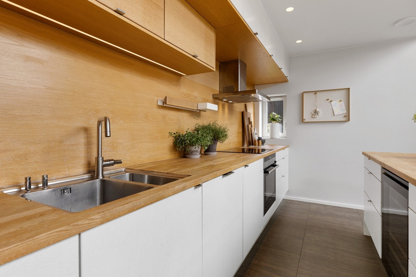 Boligen har et elegant og luftig kjøkken med en romslig spiseplass. Galleribilde