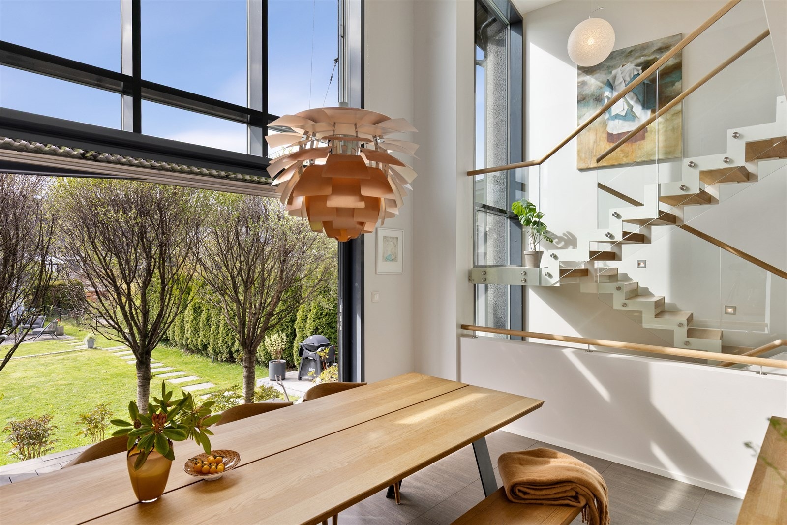 Fantastiske gulv-til-tak-vinduer som fyller kjøkkenet med naturlig lys og gir et imponerende inntrykk. Galleribilde