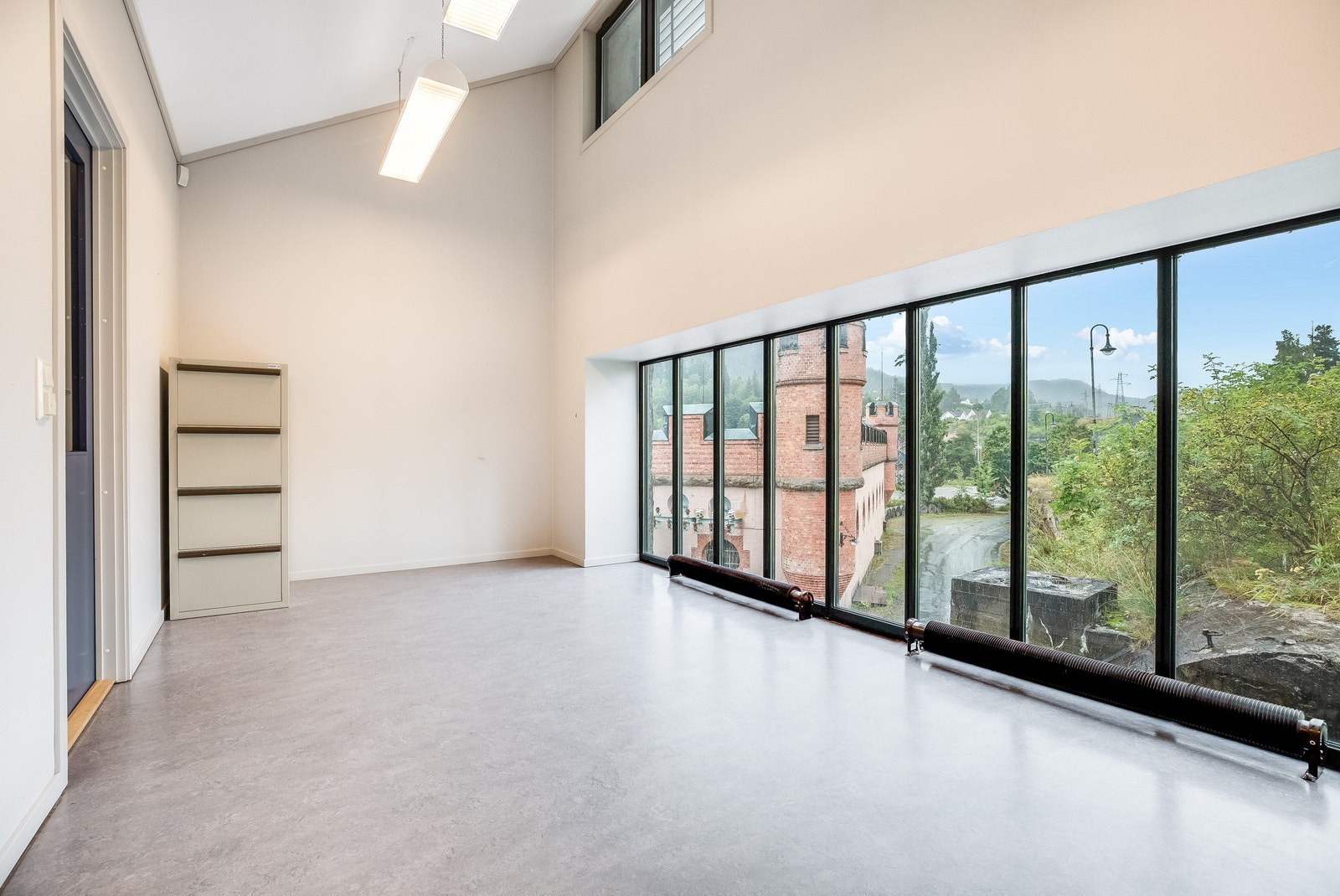 O.H. Holtas gate 22 Galleribilde