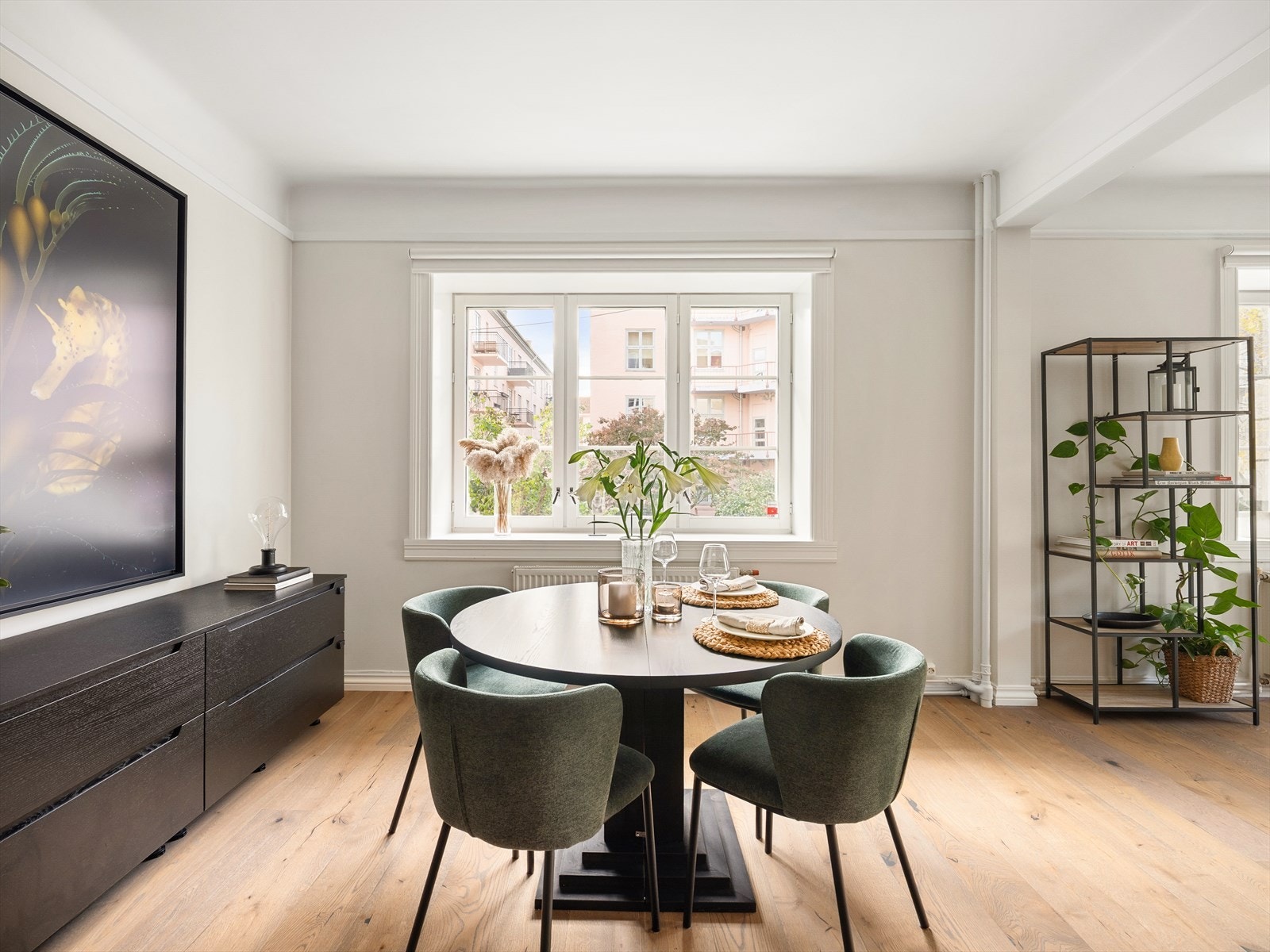 På alle vinduer, unntatt de med farget glass i hall, er det montert spesialtilpassede rullgardiner Galleribilde