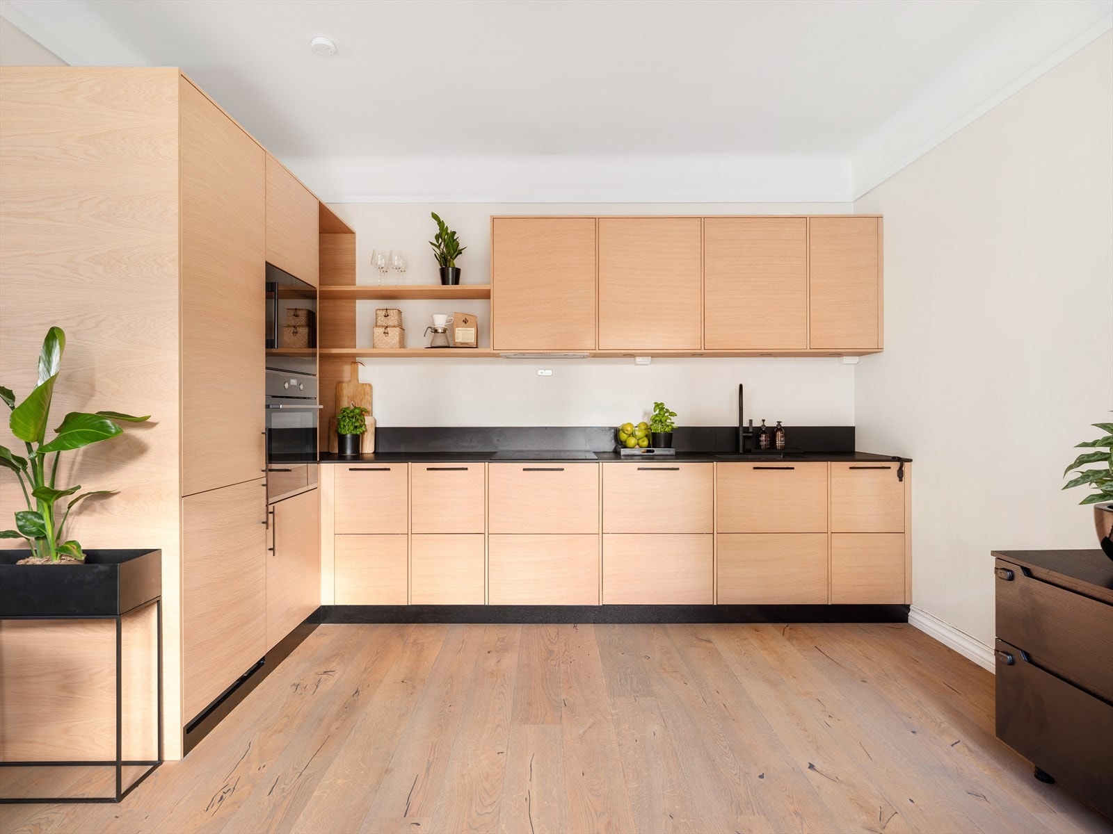 Kjøl-/fryseskap, oppvaskmaskin, vinskap og stekeovn fra Electrolux er integrert i innredningen. Under vasken er det elektrisk avfallsskuff Galleribilde