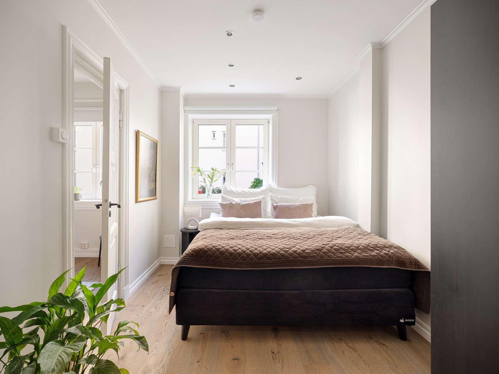 Romslig hovedsoverom med 1-stavs eikeparkett og downlights i himling. God plass til dobbeltseng og oppbevaring. Sengen på bildet er 1,80 meter bred Galleribilde