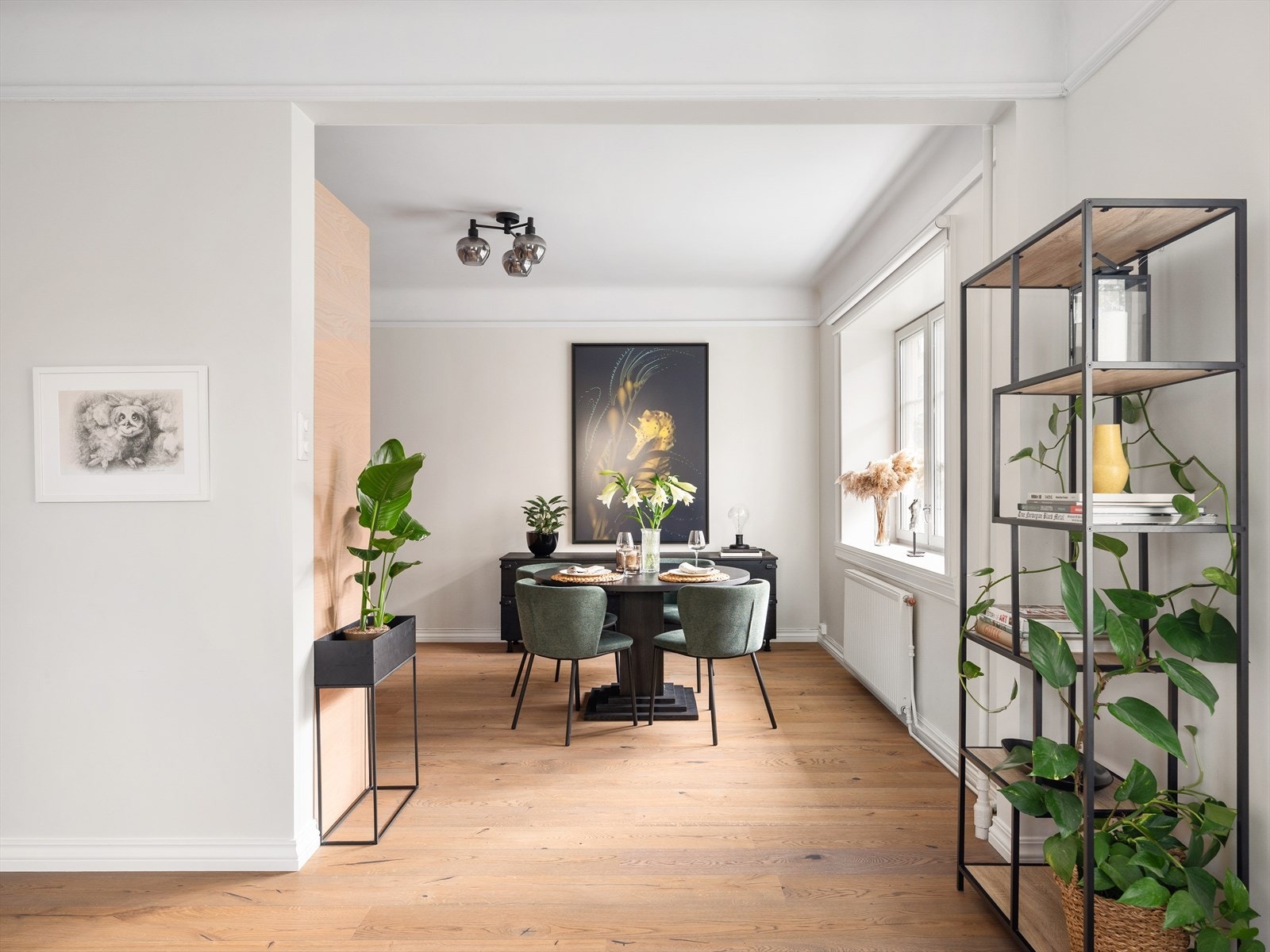 I 2022 ble blant annet gulvet i stue, kjøkken og hall avrettet. Det ble lagt ny 1-stavs eikeparkett og vegger ble malt. Planløsningen ble endret for bedre flyt Galleribilde