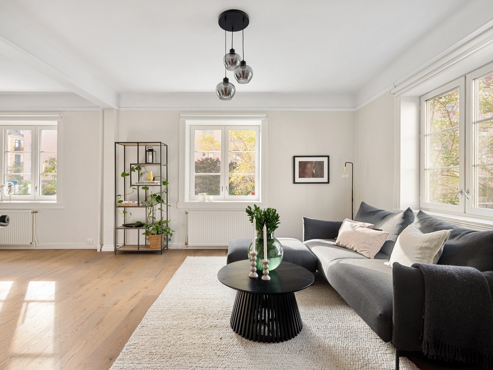 Leiligheten ble betydelig oppgradert i 2022. Lys, moderne og gjennomført til minste detalj, med den originale sjarmen godt bevart Galleribilde