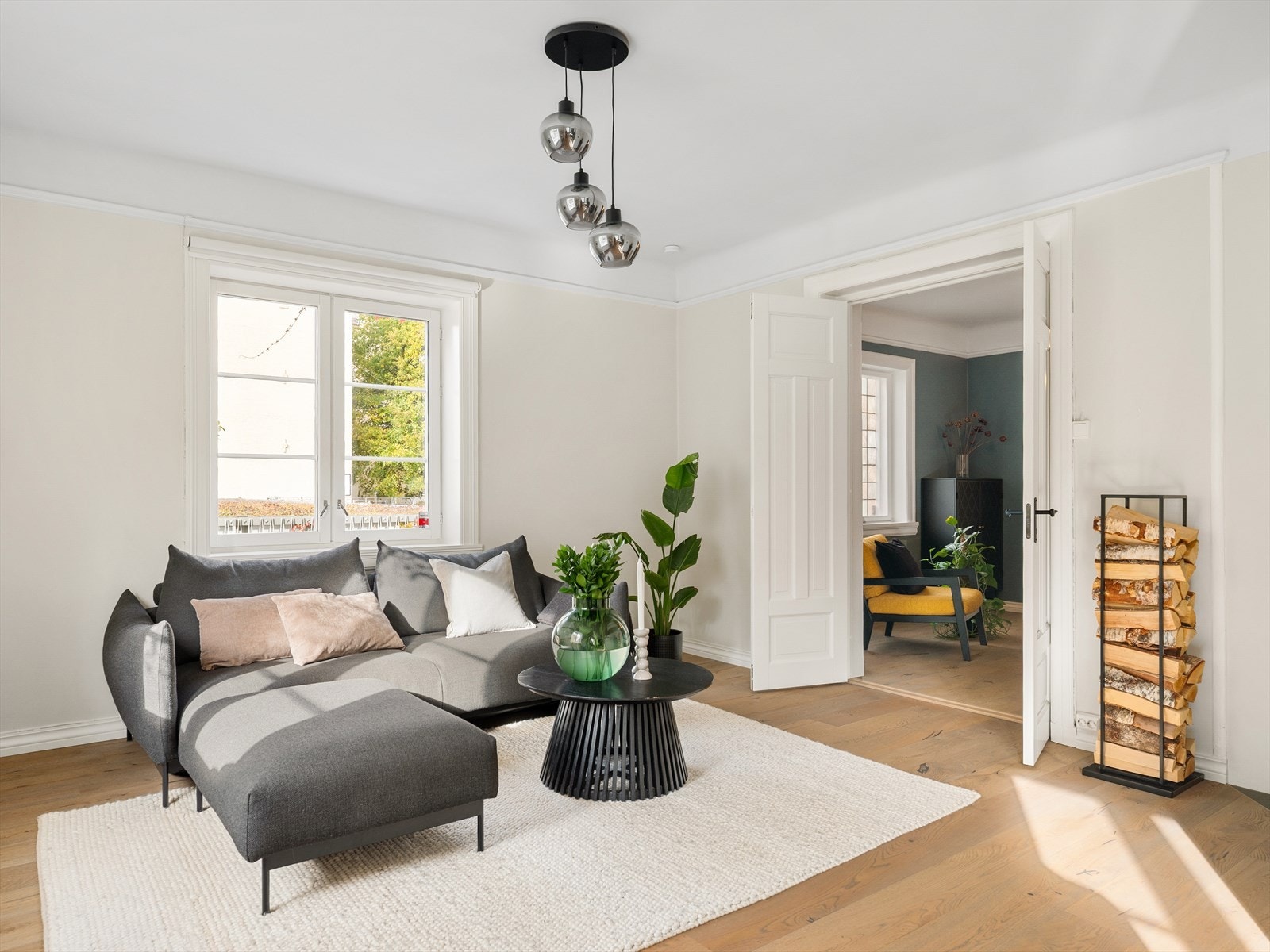 Leiligheten varmes opp med sentralfyranlegg basert på fjernvarme som gir jevn og lun varme, samt lavere strømkostnader. Fyring og varmtvann er inkludert i felleskostnadene Galleribilde