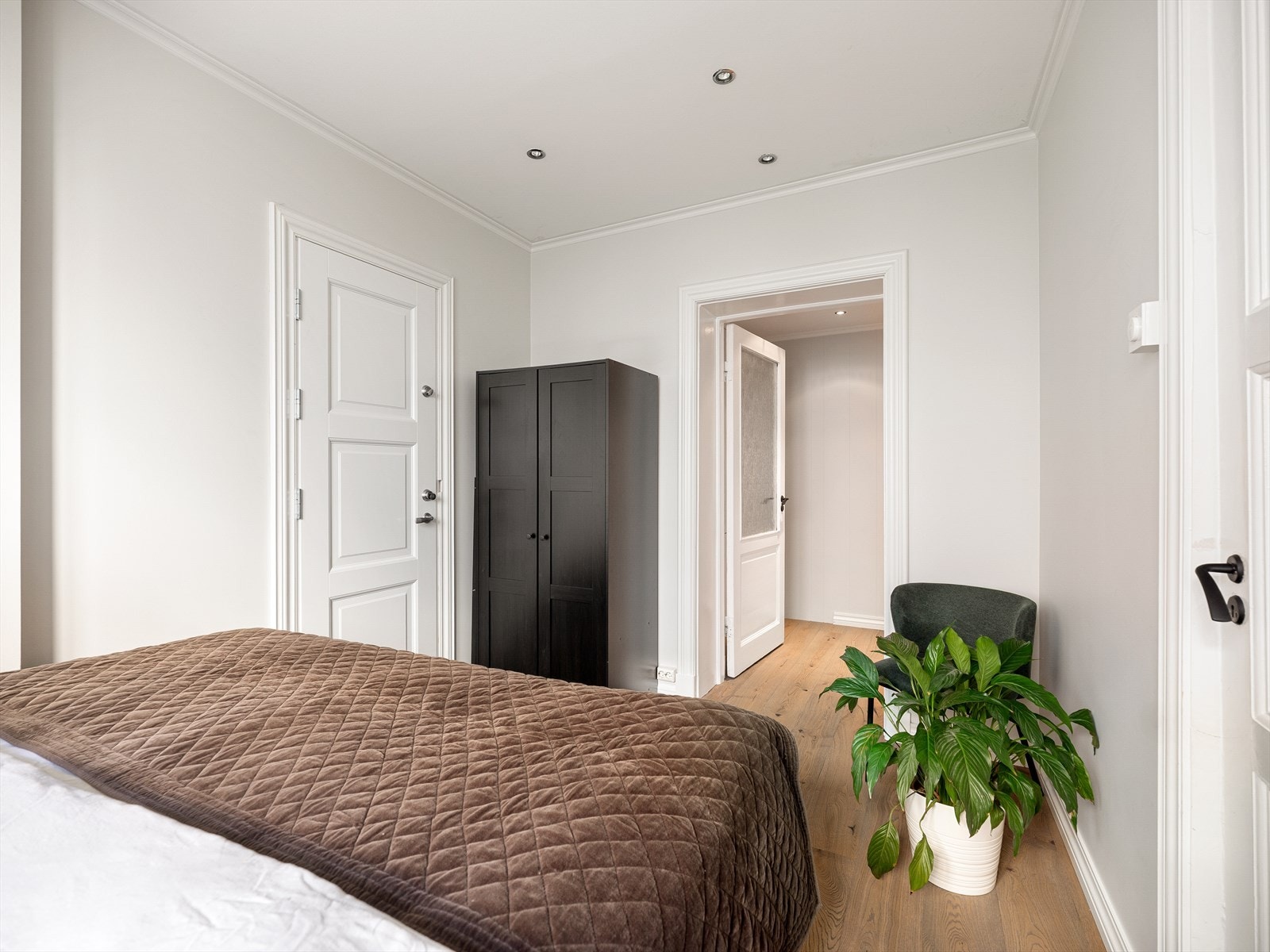 Fra hovedsoverommet er det adkomst til baktrapp via ny, brannsikker bakdør Galleribilde