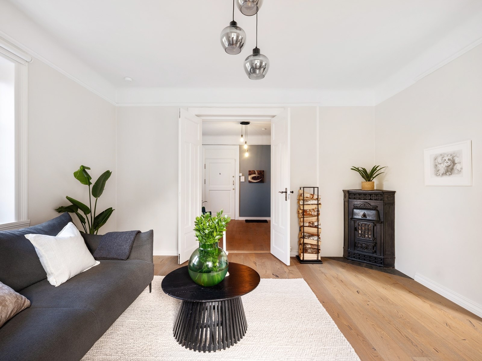 Klassiske detaljer som god takhøyde, vedkamin og heltre dobbeltdør mot hall Galleribilde