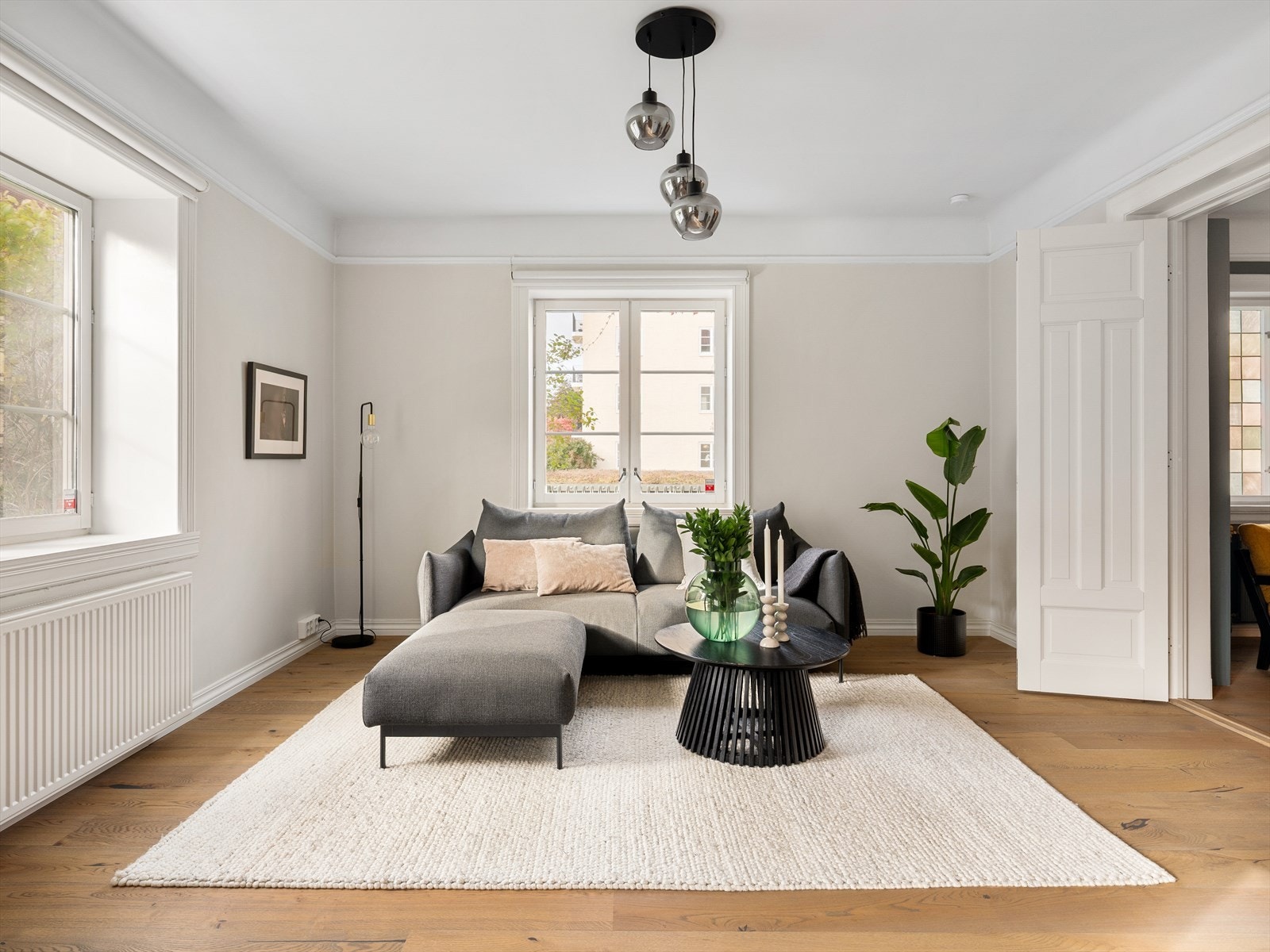 Leiligheten er gjennomgående med vinduer på tre sider. Masse lys og fin, behagelig romfølelse Galleribilde