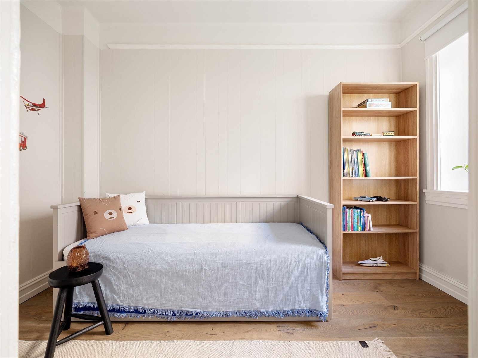 Fra hovedsoverommet er det adkomst til leilighetens andre soverom - et fint barnerom eller kontor Galleribilde