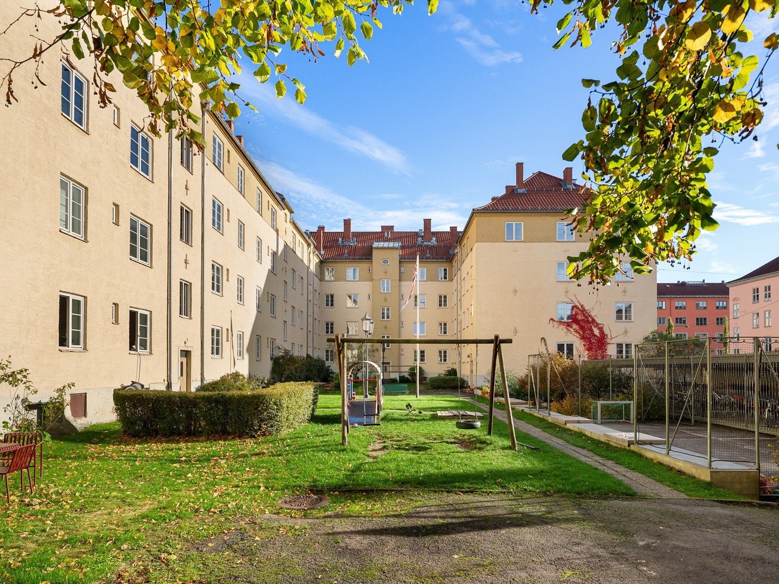 Leiligheten har en attraktiv beliggenhet i en klassisk og velholdt bygård fra 1922. Hyggelig og rolig enveiskjørt sidegate, sentralt på Majorstuen Galleribilde