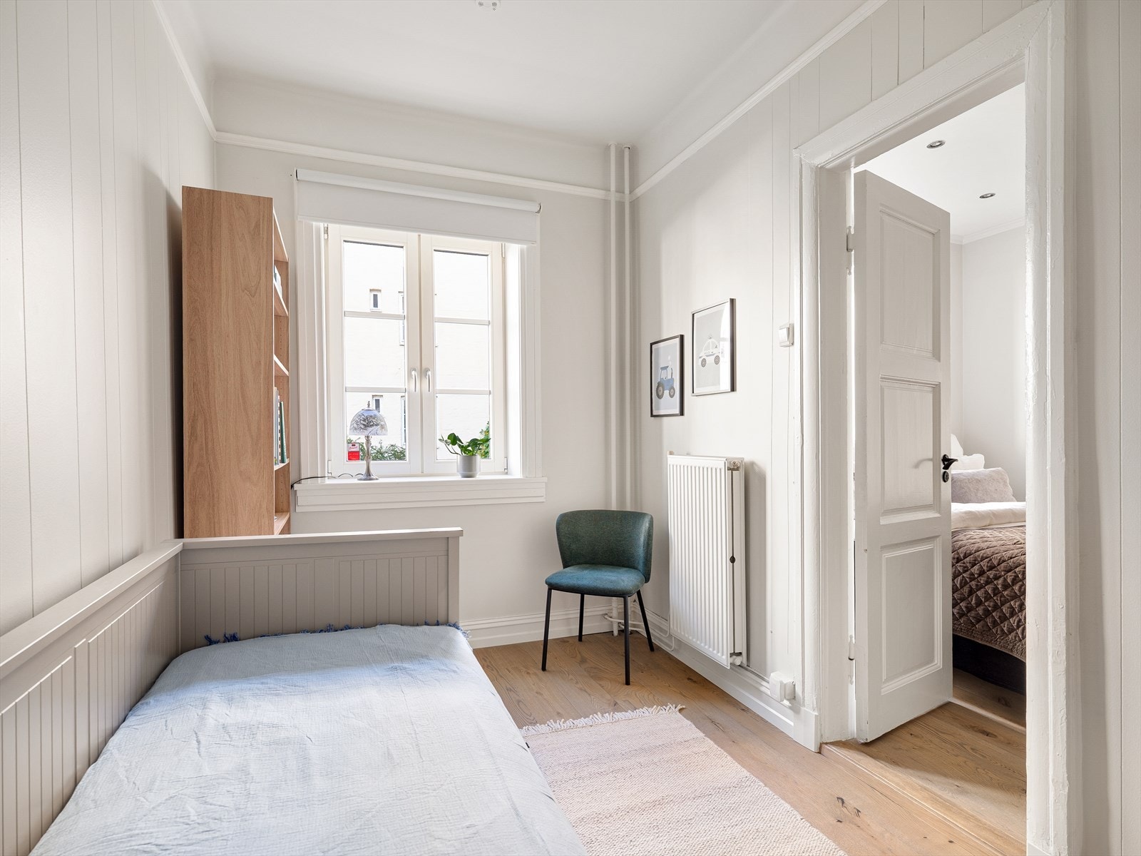 I likhet med resten av leiligheten har soverommene gode lysforhold, ivaretatt av store vindusflater med spesialtilpassede rullgardiner Galleribilde