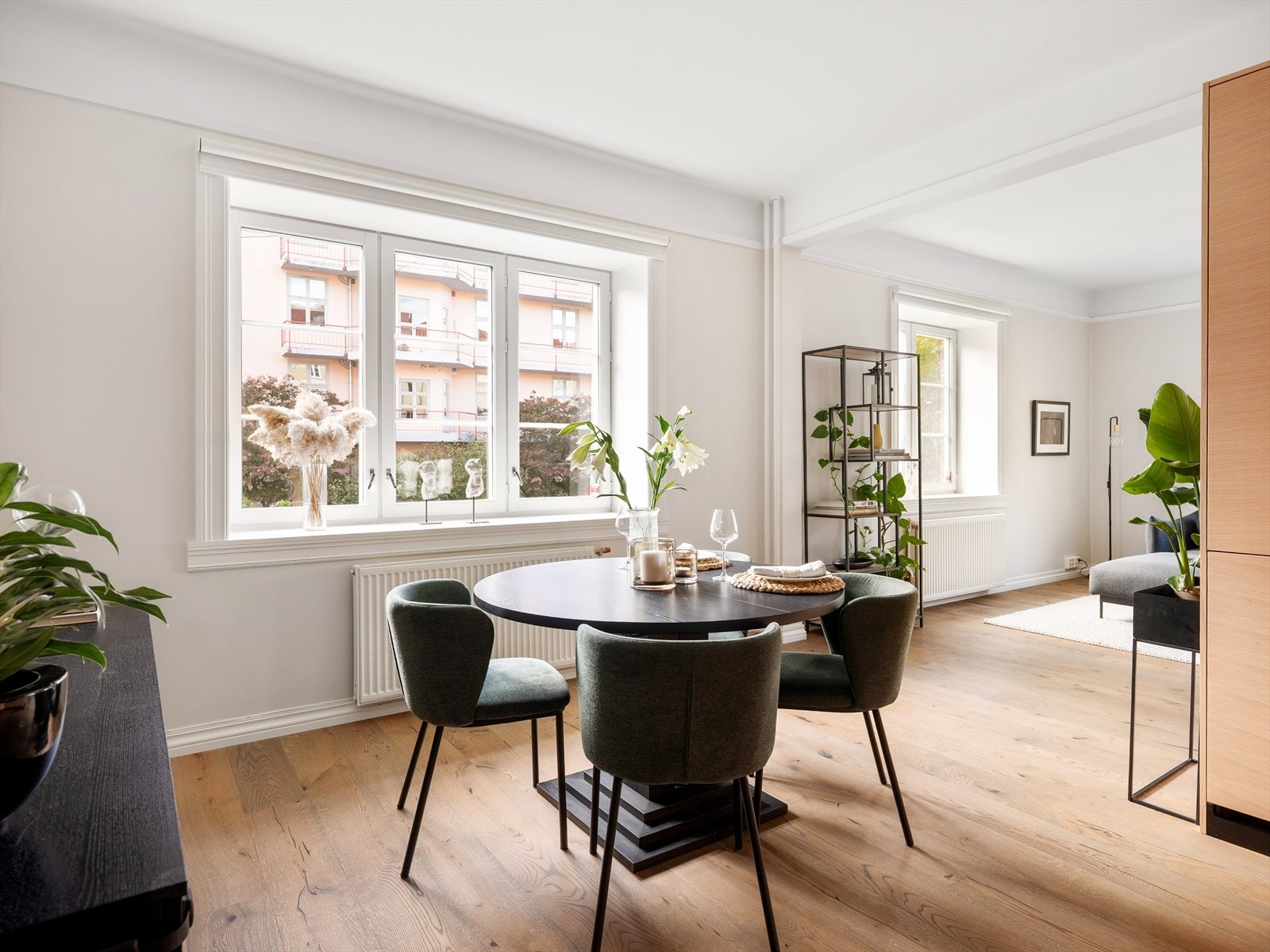 1-stavs eikeparkett, stort vindu og god plass til større spisebord Galleribilde