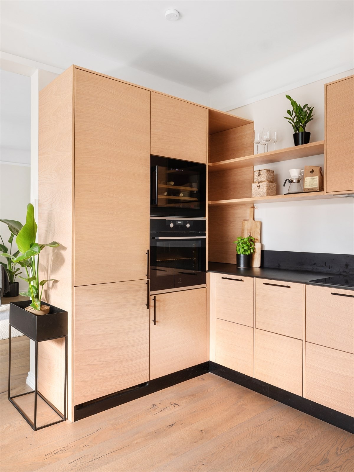 Kjøkkeninnredningen har glatte fronter i eikefinér. Galleribilde