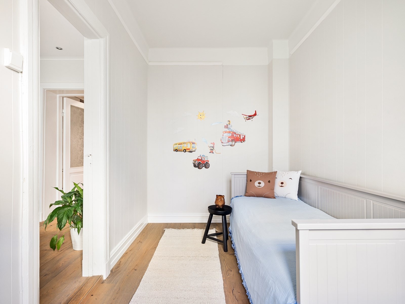 Det foreligger rammetillatelse for innsetting av dør i bærevegg mellom dette soverommet og gangen, slik at soverommet kan få egen inngang. Rammetillatelsen er gyldig fra 2025 og tre år fremover Galleribilde