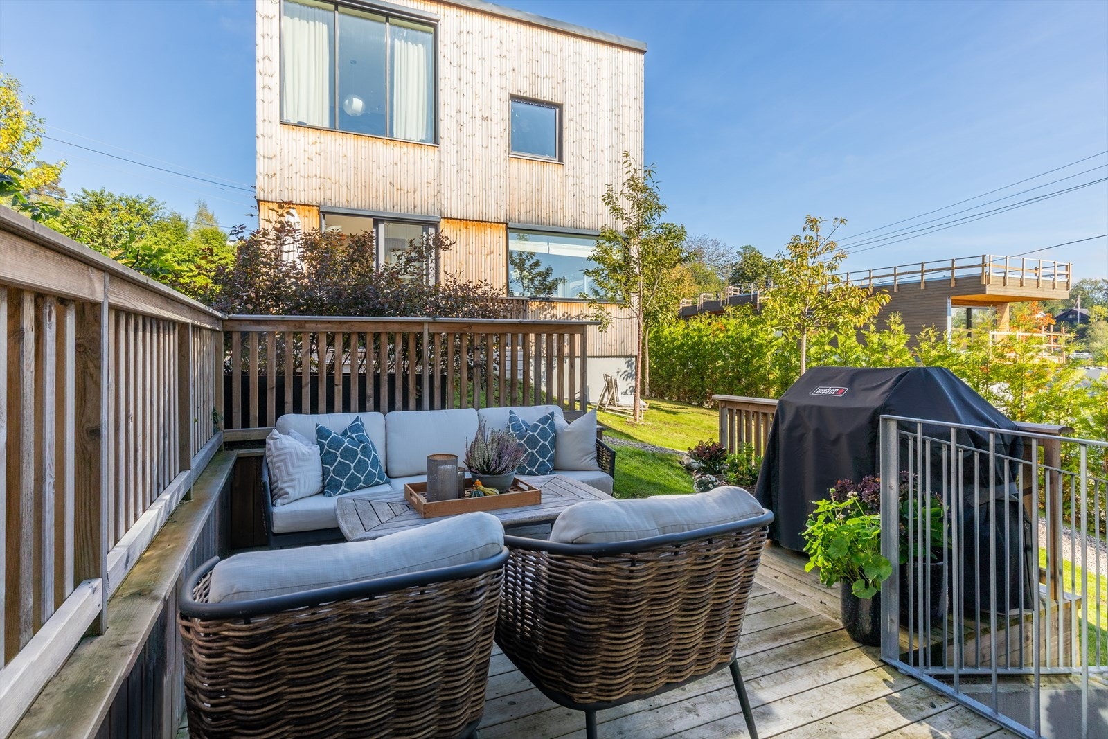 Det er sol på terrassen fra morgen til kl. 12 og etter kl.16. Sol fra klokken 14 ved inngangspartiet, mulighet til å sette ut benk etc. Galleribilde