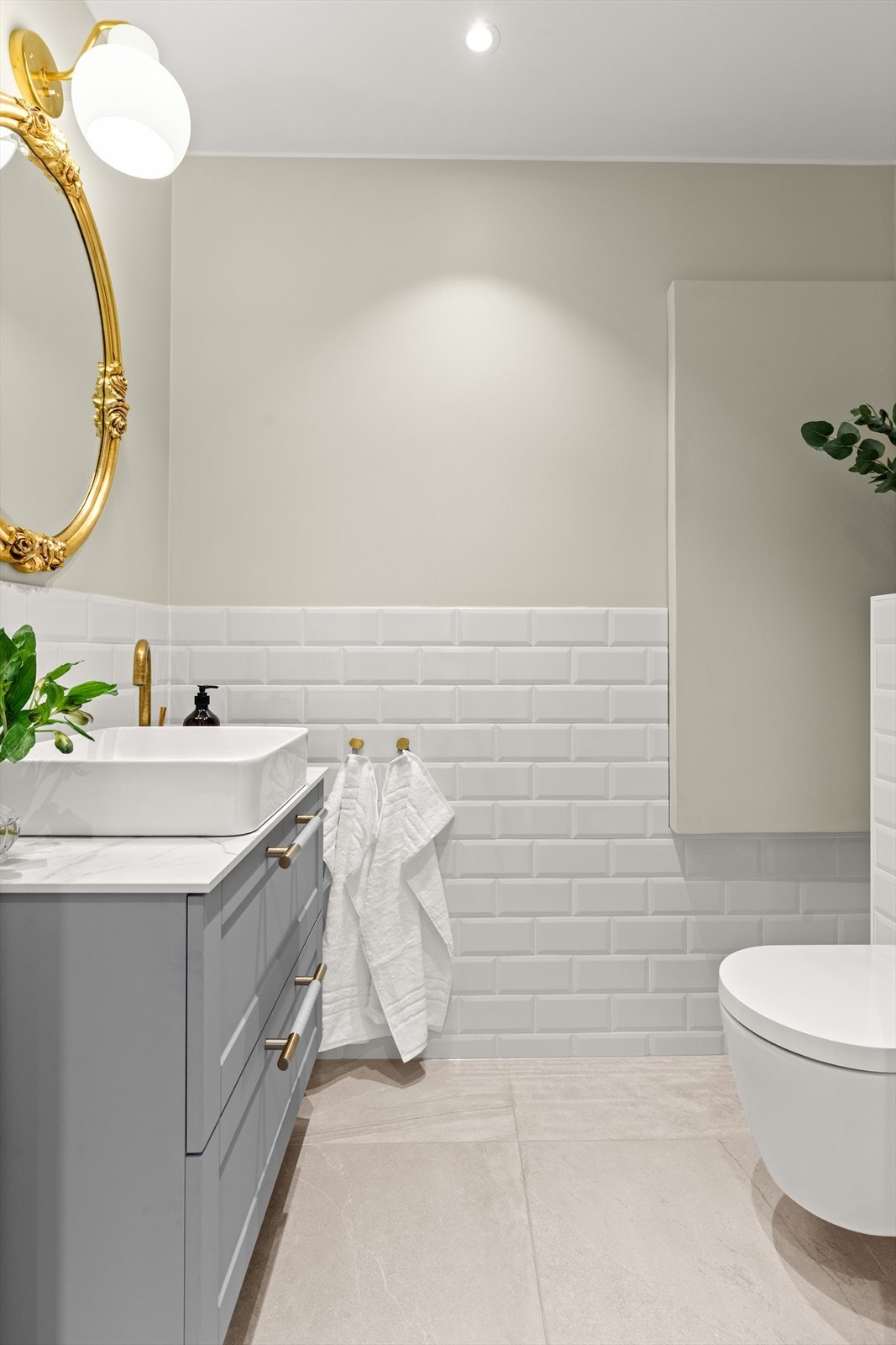 Toalettrom ved inngangsparti, innredet fra og godkjent som bod. Galleribilde