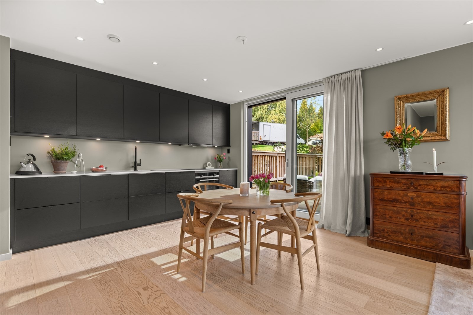 Flott kvalitetskjøkken fra Sigdal med god plass til spisebord. Galleribilde