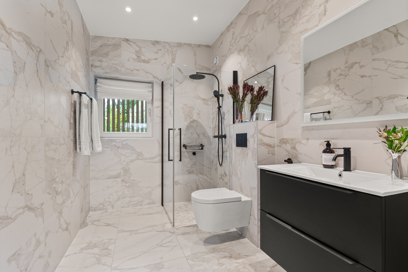 Lekkert flislagt bad på samme plan som soverommene. Galleribilde