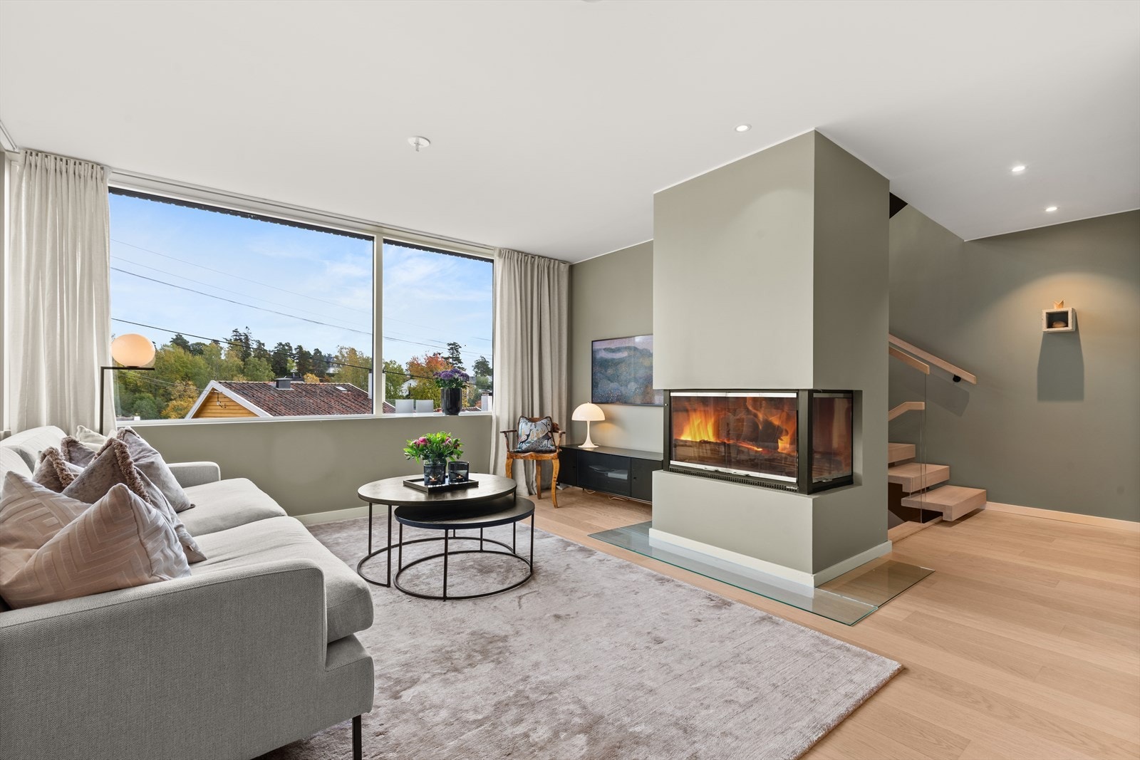 Fin hjørnestue med koselig peis. Galleribilde