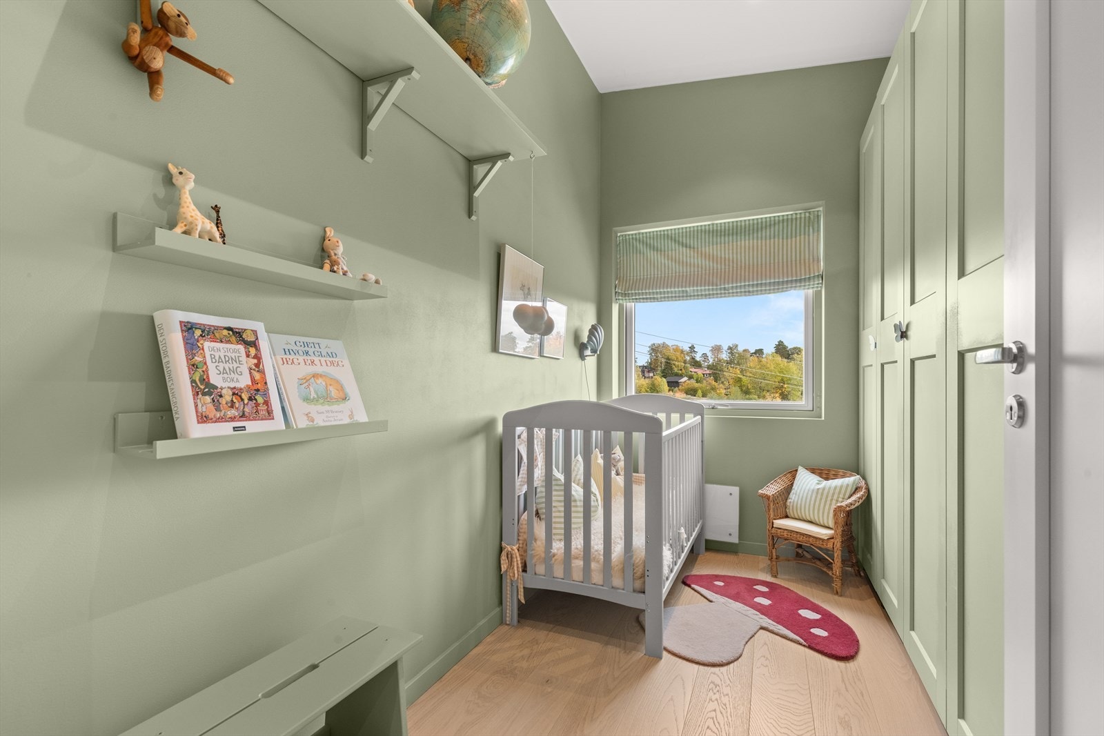 Det er tilpassede garderober på gjeste- og barnerom. Galleribilde
