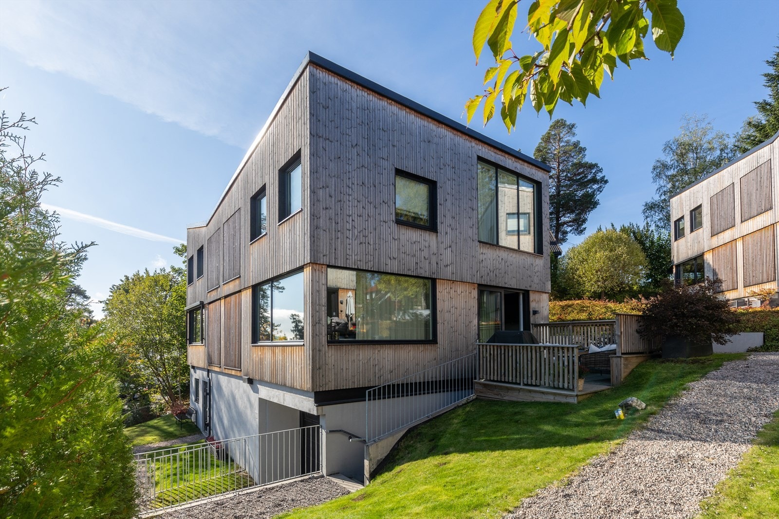 Attraktiv nyere tomannsbolig(2021)med høy standard, garasjeplass m/el-lader, peis, terrasse og solrik hage. Galleribilde