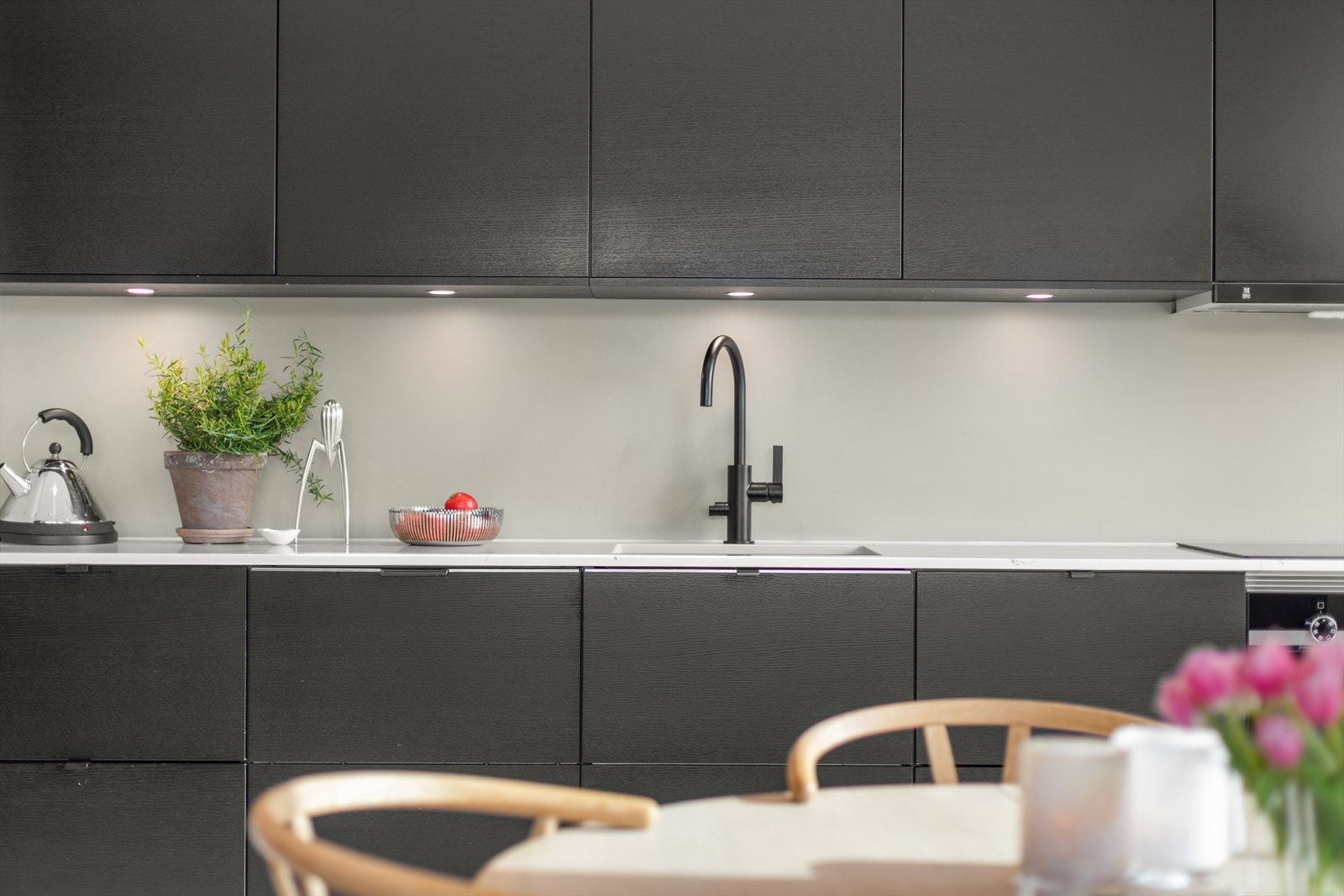 Lys benkeplate av komposittsten og belysning under overskap. Galleribilde