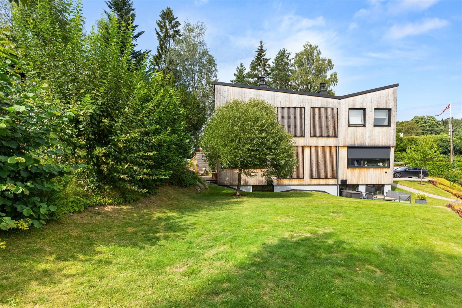 Stor solrik hage like utenfor terrassen. Beliggenhet rett ved Hemingbanen (barnehage, fotball, tennis, treningssenter m.m.). Galleribilde