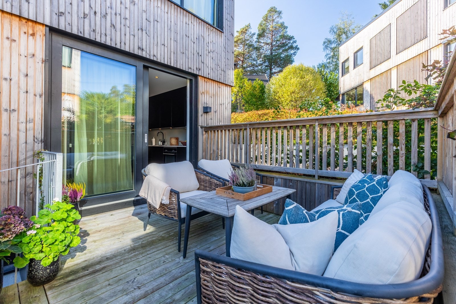 Stor terrasse med morgen- og ettermiddagssol. Galleribilde