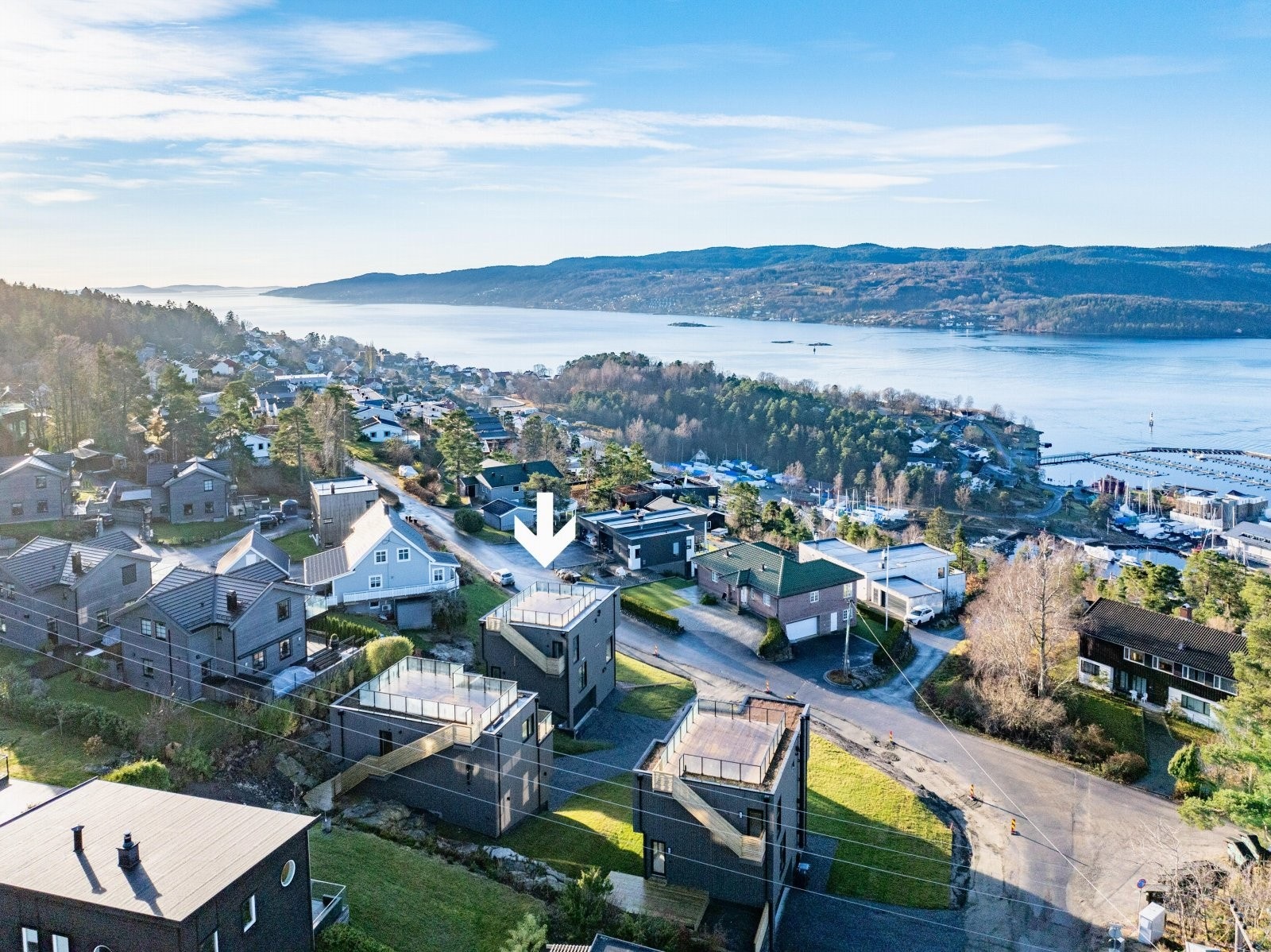 Velkommen til Vannverksveien 49a - en helt ny og stilren enebolig fra 2025, perfekt plassert i et veletablert og rolig boligområde i Gylte, Drøbak. Galleribilde