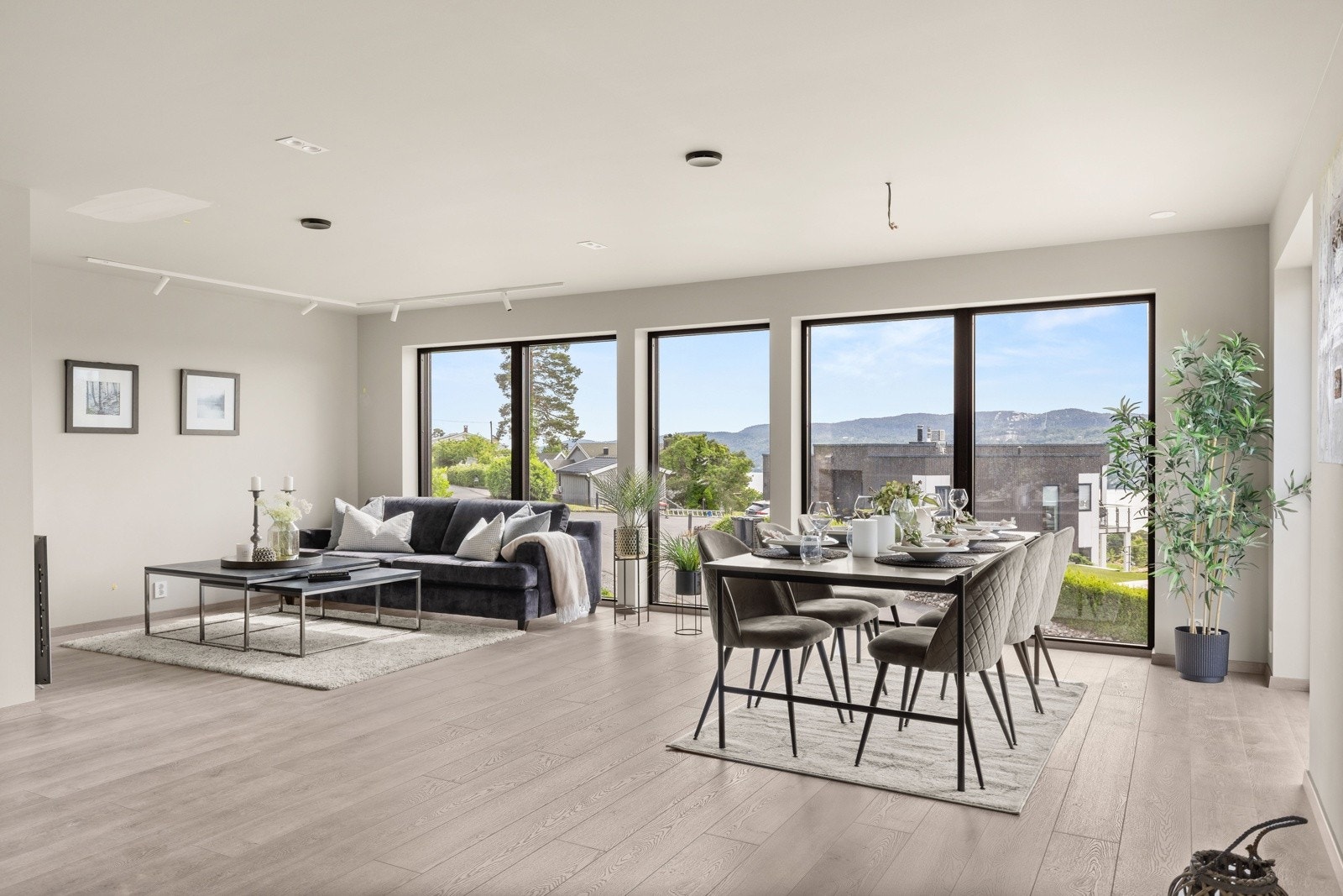 Moderne og splitter ny enebolig med store vindusflater og fritt utsyn Galleribilde